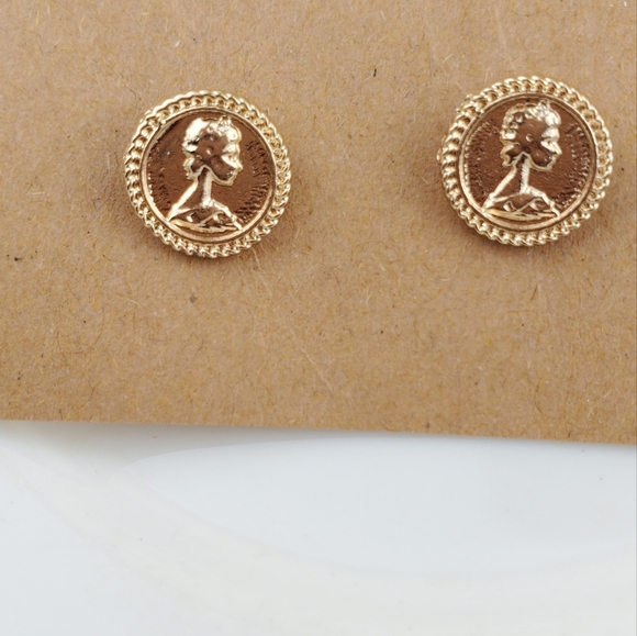 💫5/$25 Vintage Earrings 💫 - Picture 3 of 3